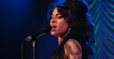 Copertina di Amy Winehouse finisce in tribunale: il padre perde contro due amiche della figlia. Accusate di aver incassato 1,4 milioni di dollari dalla vendita degli oggetti della cantante