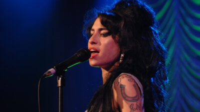 Copertina di “Accuse gravi e infondate che hanno danneggiato reputazione, sicurezza economica e salute”: il padre di Amy Winehouse dovrà pagare 2,7 milioni a due amiche della cantante