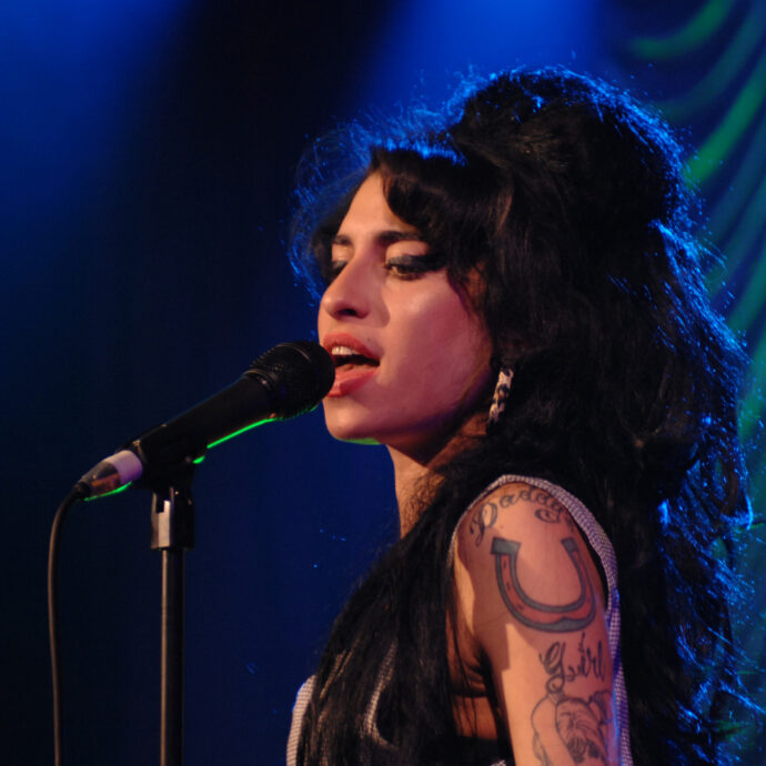 Amy Winehouse finisce in tribunale: il padre perde contro due amiche della figlia. Accusate di aver incassato 1,4 milioni di dollari dalla vendita degli oggetti della cantante