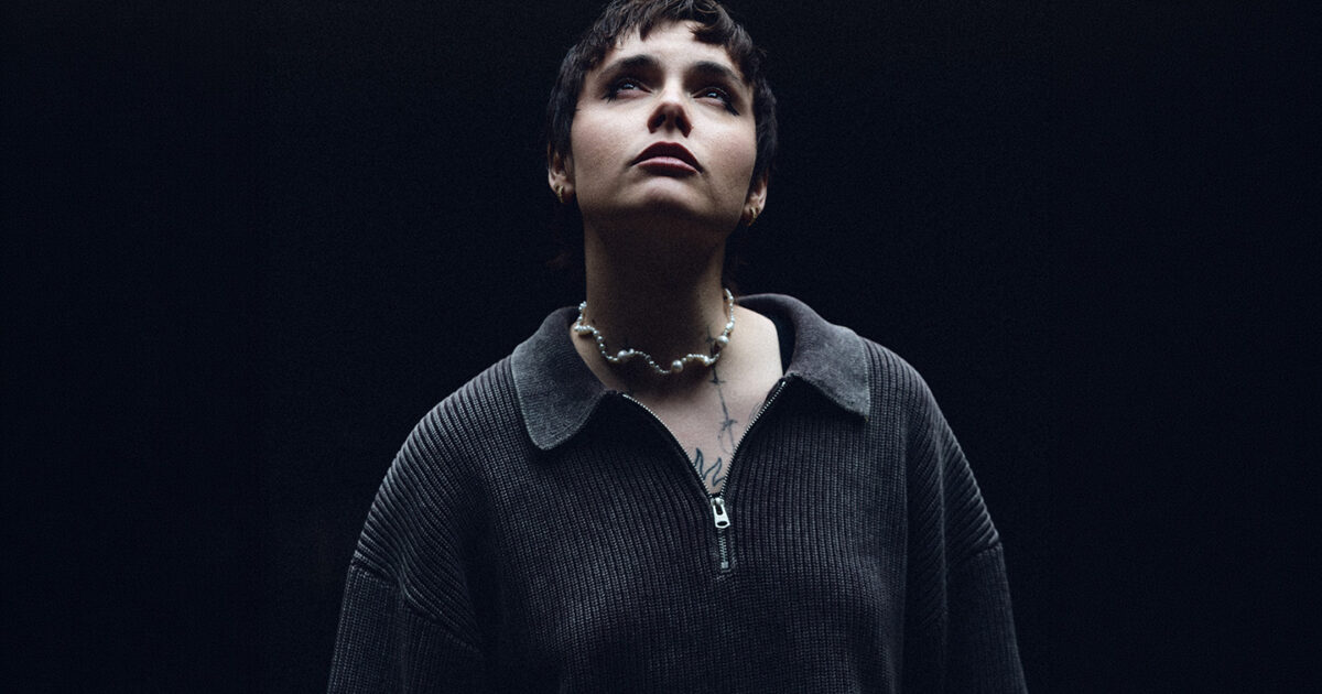 “Ho avuto vari episodi continui di emicrania con aura di cui soffro da tanti anni. Dolori che mi mettono completamente fuori gioco a livello fisico e mentale”: Madame rimanda a maggio l’incontro con i fan