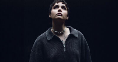 Copertina di “Ho avuto vari episodi continui di emicrania con aura di cui soffro da tanti anni. Dolori che mi mettono completamente fuori gioco a livello fisico e mentale”: Madame rimanda a maggio l’incontro con i fan