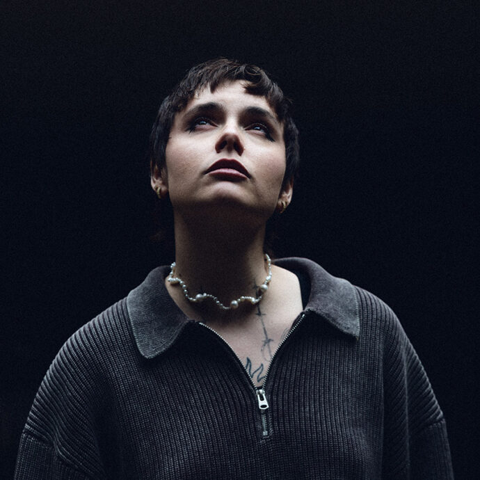 “Ho avuto vari episodi continui di emicrania con aura di cui soffro da tanti anni. Dolori che mi mettono completamente fuori gioco a livello fisico e mentale”: Madame rimanda a maggio l’incontro con i fan