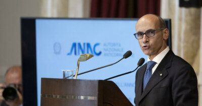 Copertina di Gli allarmi di Busia (Anticorruzione): “Esplosione di appalti con affidamenti diretti. E l’abrogazione dell’abuso d’ufficio ha creato un vuoto di tutela”