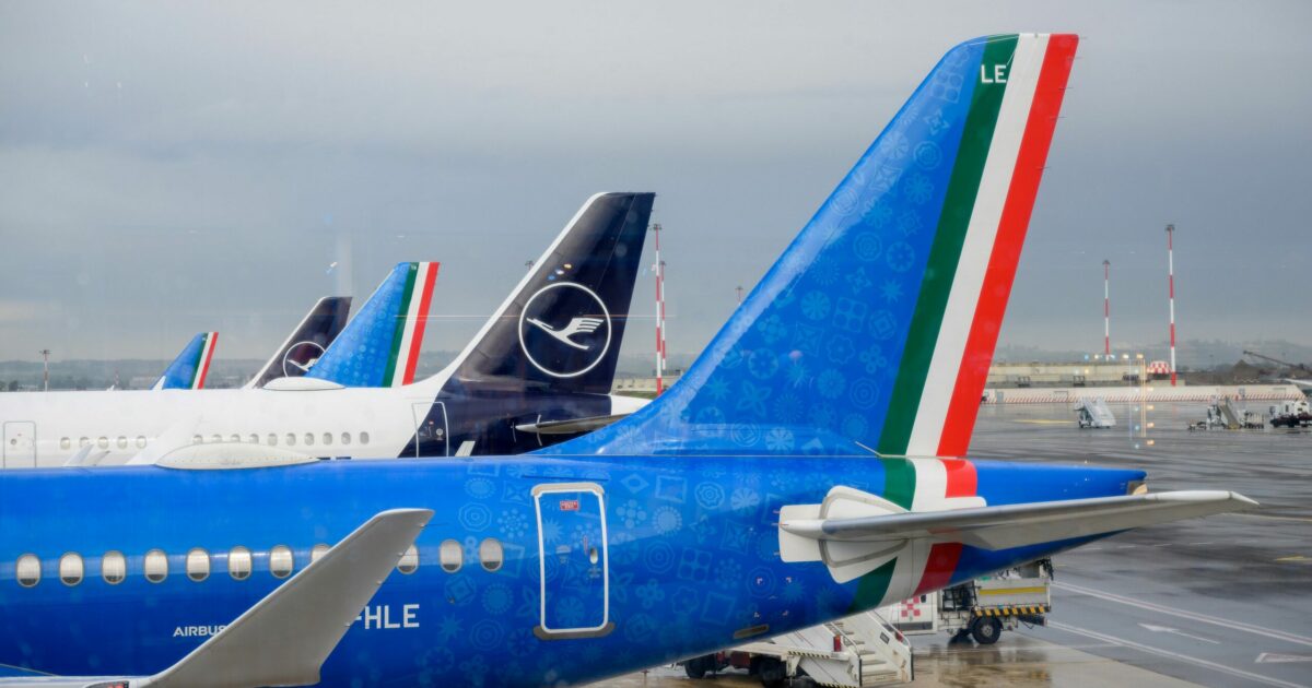 Caro carburanti e vacanze in aereo: perché è possibile trovare oggi biglietti a prezzi bassi (ma non è detto che sia una buona notizia)