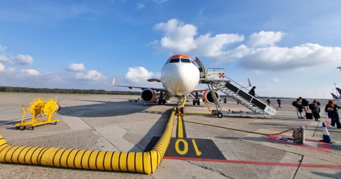 L’Ue prova a rassicurare: “Al momento non c’è carenza di carburante per aerei”. Ma avverte: “Senza riapertura di Hormuz conseguenze catastrofiche”