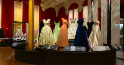 Copertina di “Devi essere vista per essere creduta”: la mostra su Elisabetta II a Buckingham Palace racconta 100 anni di stile, potere e simboli