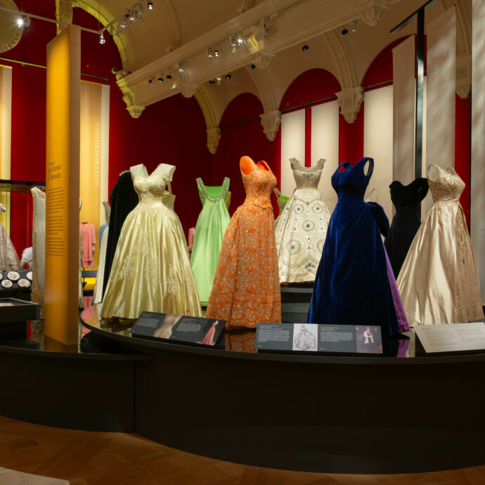 “Devi essere vista per essere creduta”: la mostra su Elisabetta II a Buckingham Palace racconta 100 anni di stile, potere e simboli