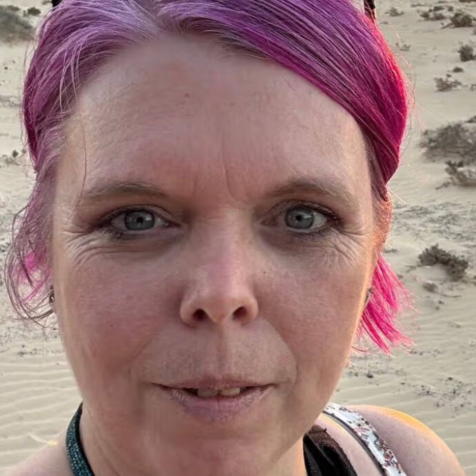 “Insegno alle persone come richiedere i sussidi, ma vengo travolta dagli insulti per i miei contenuti. Sto solamente educando i miei follower”: così Sara Middleton