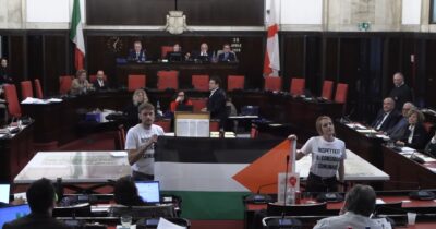 Copertina di Proteste contro il gemellaggio Milano-Tel Aviv, i Verdi occupano Palazzo Marino: “Sala peggio della destra”