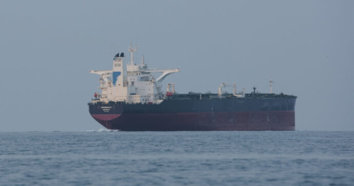 Pasdaran: “Petroliera iraniana ha violato il blocco navale Usa”. Trump: “Negozino o avranno problemi seri”. Vance verso Islamabad