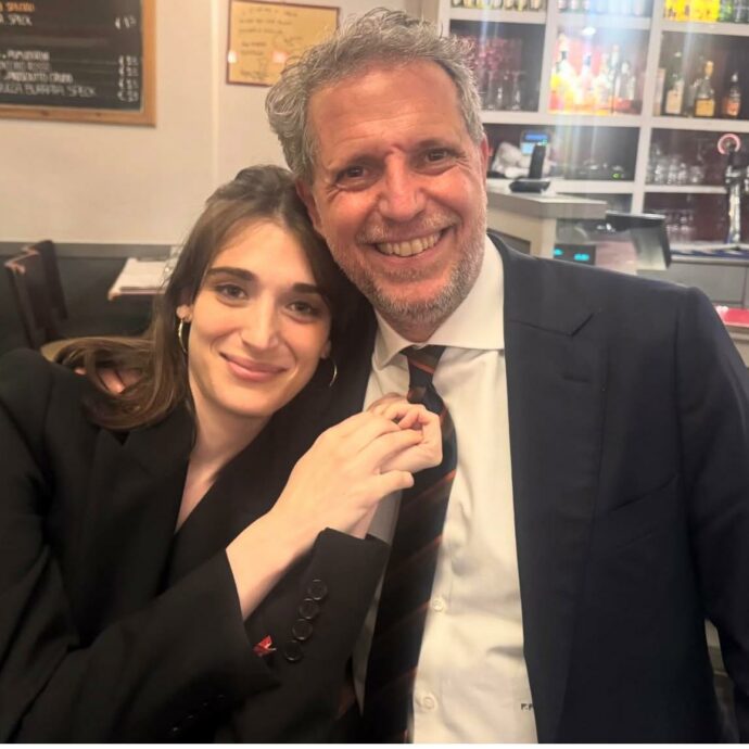 Pilar Fogliati e Fabio Paratici immortalati insieme a cena dopo la partita della Fiorentina: la prima foto “ufficiale” della coppia