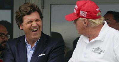 Copertina di “Ho ingannato gli elettori su Trump, mi spiace”: il mea culpa di Tucker Carlson, volto della destra MAGA. E suo figlio lascia l’ufficio di JD Vance