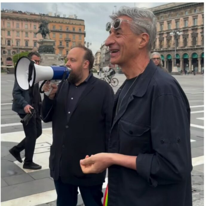 Maurizio Cattelan apre la Design Week 2026 trasformando piazza Duomo in un grande mercato del “baratto”: dai water mignon allo sturalavandini, ecco cosa è successo