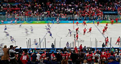 Copertina di Scandalo escort a Milano, l’intercettazione durante le Olimpiadi invernali: “Ho fatto fare il tavolo a quelli lì di hockey”