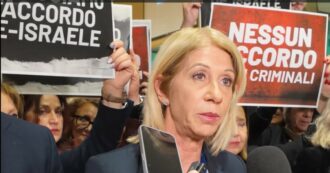 Copertina di Protesta del M5s al Parlamento Ue dopo il ‘No’ dell’Italia alla sospensione dell’accordo Ue-Israele: “Meloni complice di Netanyahu”