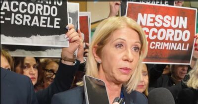 Copertina di Protesta del M5s al Parlamento Ue dopo il ‘No’ dell’Italia alla sospensione dell’accordo Ue-Israele: “Meloni complice di Netanyahu”