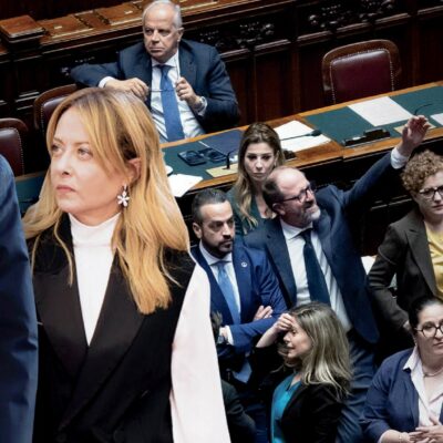 Copertina di La destra s’incarta sulla sicurezza. Meloni umilia le Camere: nuovo decreto,  ma resta il bonus rimpatri. Rissa Lega-FdI