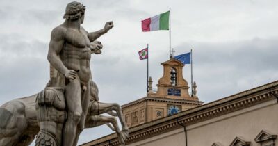 Copertina di La destra s’incarta sulla sicurezza. Sport, bonus e coltelli: 4 anni di leggi horror della destra respinte o subito ritirate