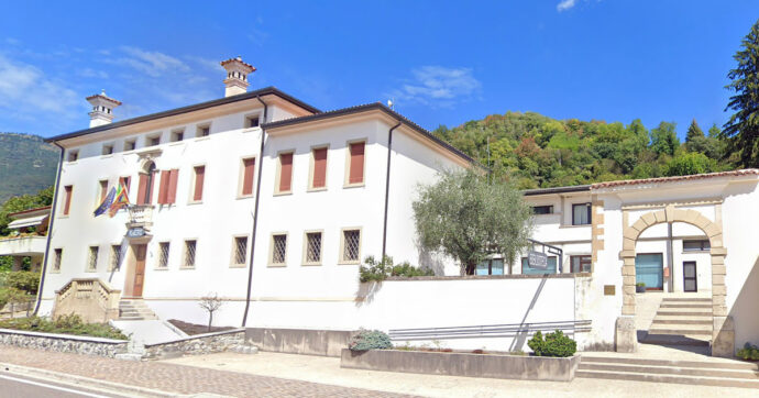 Treviso, il sindaco di Tarzo intitola una piazza alle “32mila vittime di errori giudiziari”. Associazioni e opposizione ricorrono al Prefetto