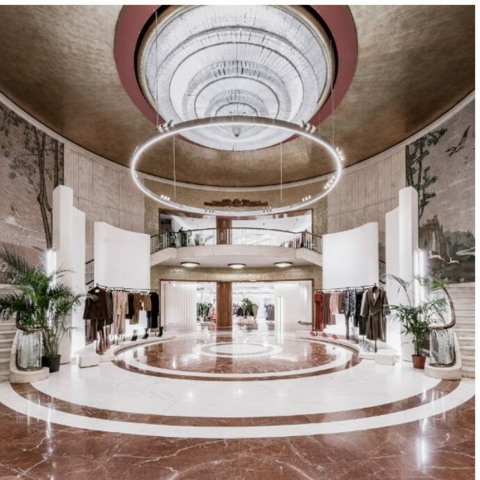 H&M chiude 160 negozi, Zara incassa utili record: “E’ il trionfo dell’imitazione del lusso. Oggi vince lo status, non l’attenzione all’ambiente”