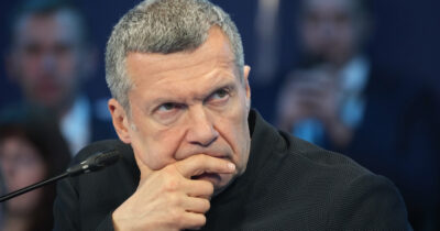 Copertina di Nuovo attacco di Solovyov a Meloni: “Una fascista che sostiene i nazisti ucraini”. Anche Zakharova contro l’Italia: “Confusa dalla propaganda”