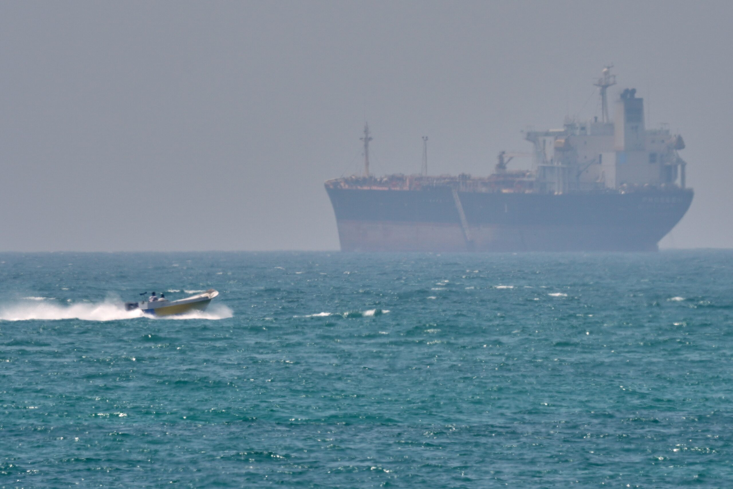 Copertina di Nave sudcoreana in fiamme nello Stretto di Hormuz. Iran: “Colpita con due missili un’imbarcazione da guerra Usa”. Gli Stati Uniti smentiscono