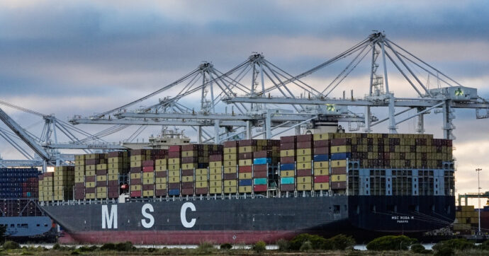 Negoziati Usa-Iran, per Trump “possibili già da venerdì”. Teheran sequestra due navi: “Colpita una terza”. Morto secondo soldato francese ferito in Libano