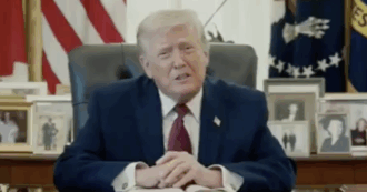 Copertina di Trump partecipa a una maratona di lettura della Bibbia: il video con le mani giunte sulla scrivania dello Studio Ovale