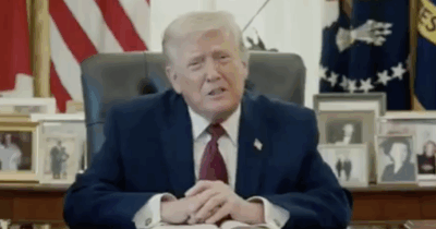Copertina di Trump partecipa a una maratona di lettura della Bibbia: il video con le mani giunte sulla scrivania dello Studio Ovale