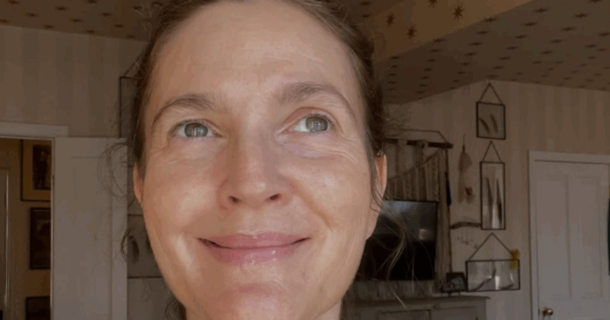 “Non voglio più indossare il reggiseno, sono troppo vecchia. Non mi importa se queste salsicce mi arrivano fino alle ginocchia”: le parole di Drew Barrymore