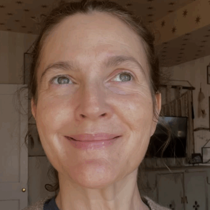 “Non voglio più indossare il reggiseno, sono troppo vecchia. Non mi importa se queste salsicce mi arrivano fino alle ginocchia”: le parole di Drew Barrymore