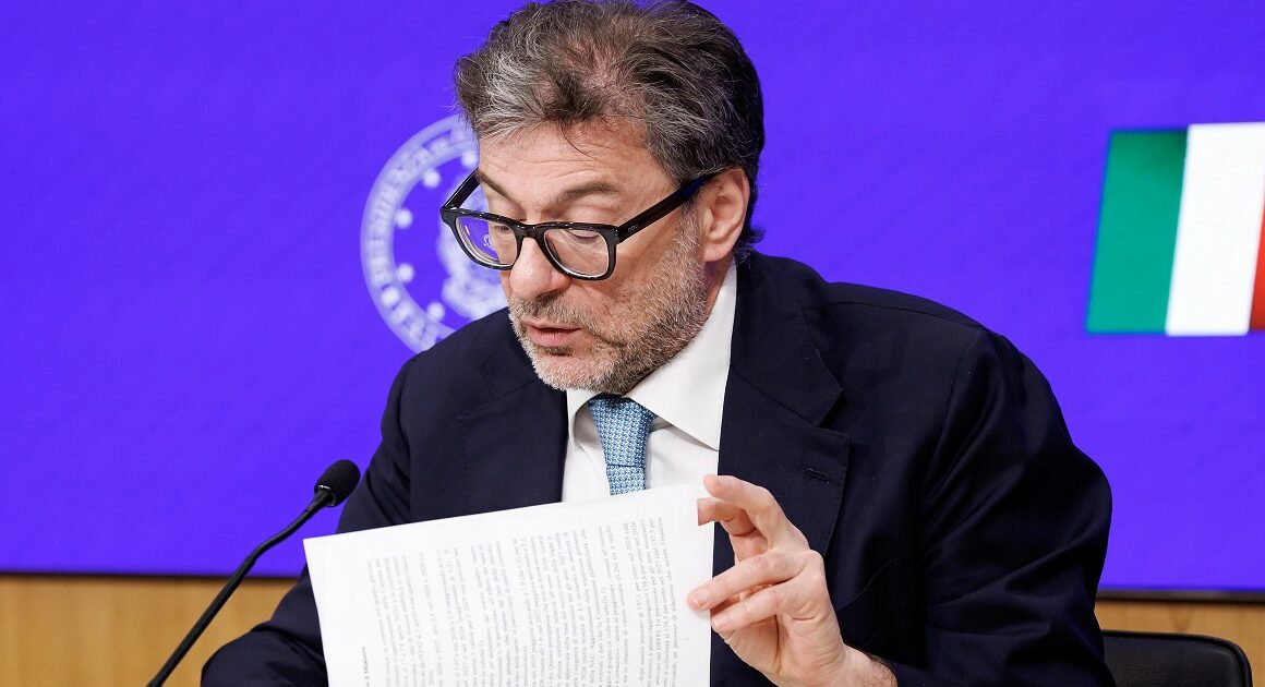 La guerra di Trump pesa sui conti italiani: crescita tagliata a +0,6% (e il dato è già vecchio). Giorgetti non esclude lo scostamento di bilancio