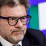 Copertina di Freni rinuncia alla presidenza Consob, Giorgetti: “Sono contento. Al posto suo? Chiedetelo a Meloni”