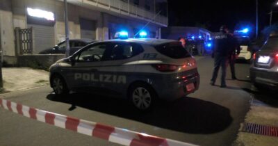 Copertina di Madre getta nel vuoto tre figli, poi si suicida