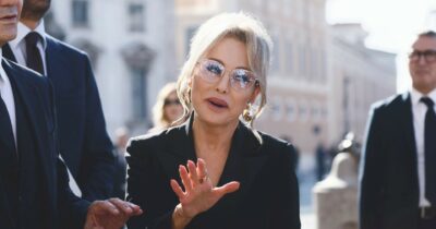 Copertina di Forza Italia, Tajani vuole blindarsi col congresso. Marina Berlusconi è contraria: “Rinviarlo”