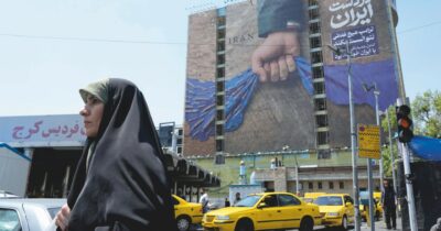 Copertina di Iran, doppia escalation: Teheran spara su 3 navi e smentisce Trump sui negoziati “entro venerdì”