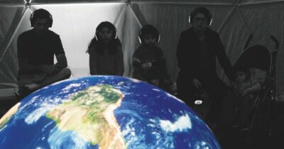 Copertina di Vandana Shiva: la nuova democrazia è salvare la Terra