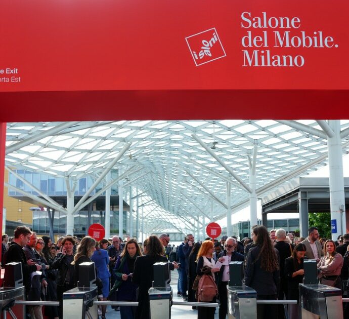 Al nuovo Rh Milano tra influencer, caos e sushi a volontà. La brutta faccia della Design Week 2026