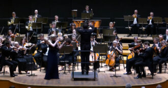 Copertina di Direttore d’orchestra colpisce il violino della solista da un milione di dollari: lo strumento cade a terra tra lo stupore – Video