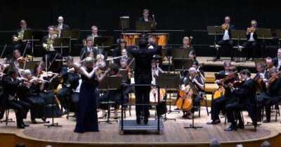 Copertina di Direttore d’orchestra colpisce il violino della solista da un milione di dollari: lo strumento cade a terra tra lo stupore – Video