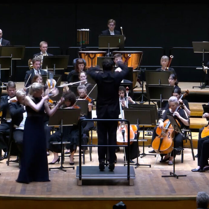 Direttore d’orchestra colpisce il violino della solista da un milione di dollari: lo strumento cade a terra tra lo stupore – Video