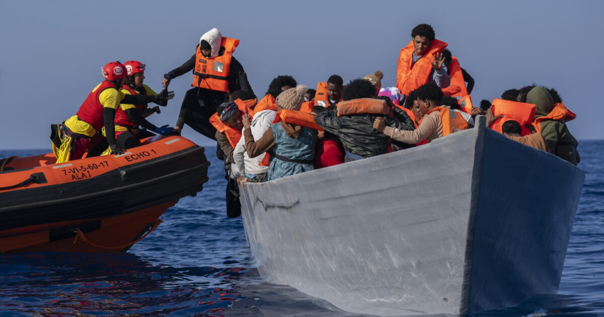 “La criminalizzazione della solidarietà”, l’Ue e i procedimenti giudiziari contro chi soccorre e aiuta i migranti: il report