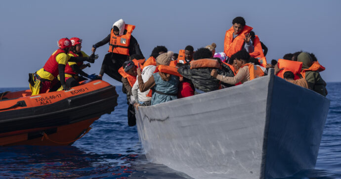 “La criminalizzazione della solidarietà”, l’Ue e i procedimenti giudiziari contro chi soccorre e aiuta i migranti: il report