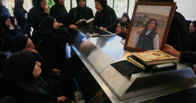 Copertina di Un colpo dopo l’altro: che cos’è la tecnica del “double tap” usata da Israele per uccidere la giornalista Amal Khalil in Libano