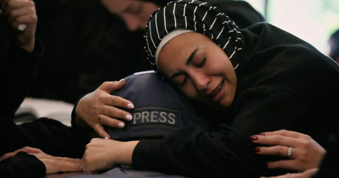 La giornalista uccisa da Israele in Libano riceveva minacce da uno youtuber pro-Netanyahu: “Sappiamo dove sei e ti raggiungeremo”