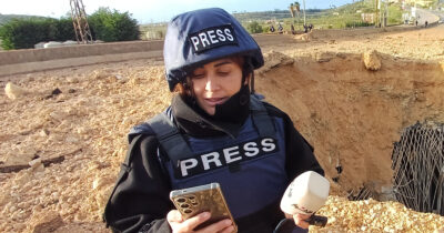 Copertina di “Due bombardamenti, poi gli spari sui soccorsi”: l'esercito di Israele uccide un'altra giornalista nel Sud del Libano. "Un omicidio mirato"
