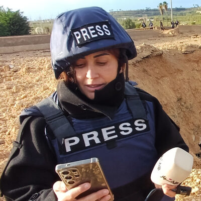 Copertina di “Due bombardamenti, poi gli spari sui soccorsi”: l'esercito di Israele uccide un'altra giornalista nel Sud del Libano. "Un omicidio mirato"