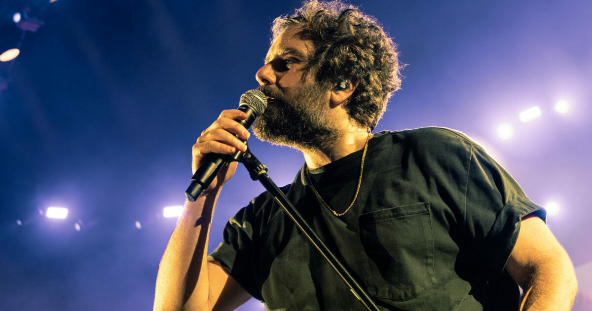 Tommaso Paradiso a Milano: “Un tempo scrivevo ‘Vorrei morire brillo’, ora prendo i sali minerali. Sono anni di me*da, ma la storia cambierà”. E poi saluta “quel figaccione di Olly”