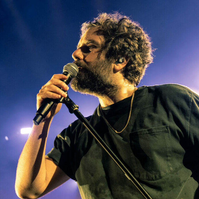 Tommaso Paradiso a Milano: “Un tempo scrivevo ‘Vorrei morire brillo’, ora prendo i sali minerali. Sono anni di me*da, ma la storia cambierà”. E poi saluta “quel figaccione di Olly”