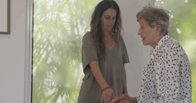 Copertina di “Ho 98 anni mi alleno quattro volte a settimana, porto a spasso il cane ogni giorno e pratico yoga”: la storia di Ilse